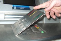 Данные кредитных карт  могут украсть на заправке, банкомате и даже в ресторане
